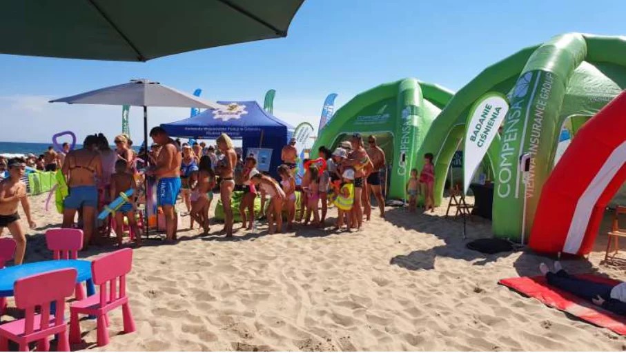 Piknik rodzinny na plaży w Brzeźnie, Kąpieliska Morskie w Gdańsku zyskają nowy defibrylator